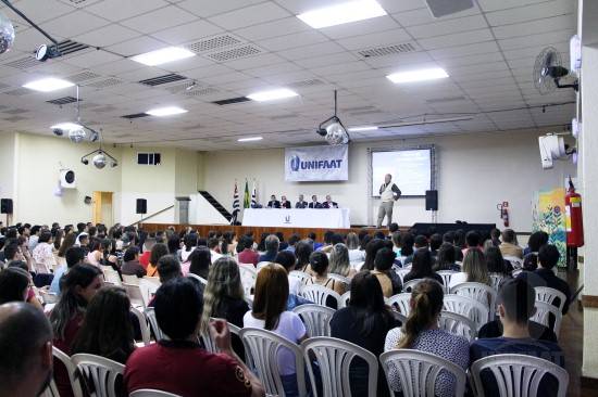 Professor José Carlos Marion abordou temas atuais da área contábil em palestra para estudantes da UNIFAAT