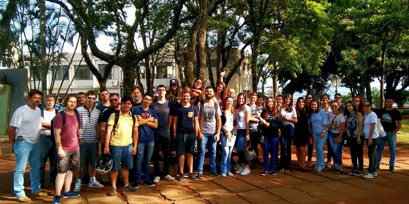 Alunos de Arquitetura e Urbanismo realizam aula de campo em praças do centro de Atibaia