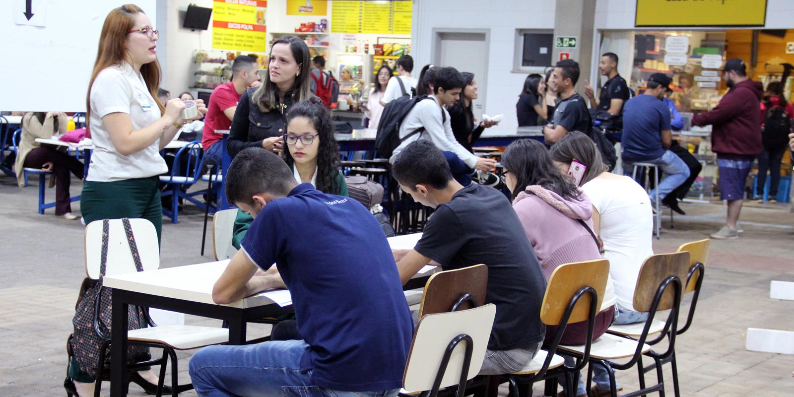 Acadêmicos da UNIFAAT participam de ação para vagas de emprego 