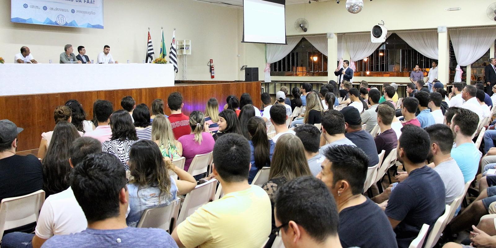 VII Semana das Engenharias reúne palestras e as tradicionais competições Ponte de Macarrão e Sumô de Robôs
