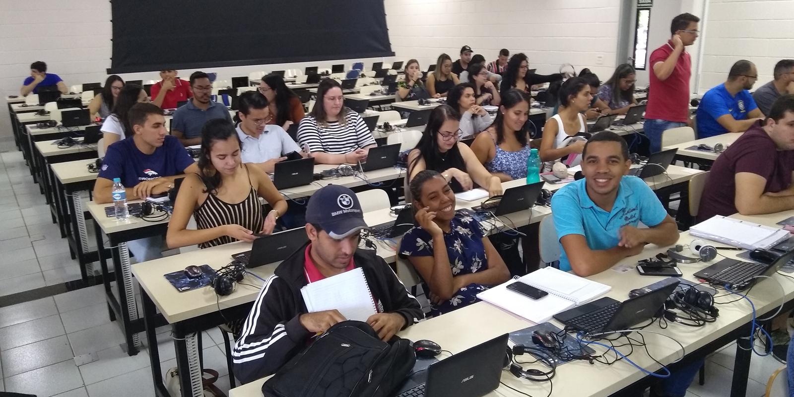 Alunos participam de treinamento sobre Declaração do Imposto de Renda