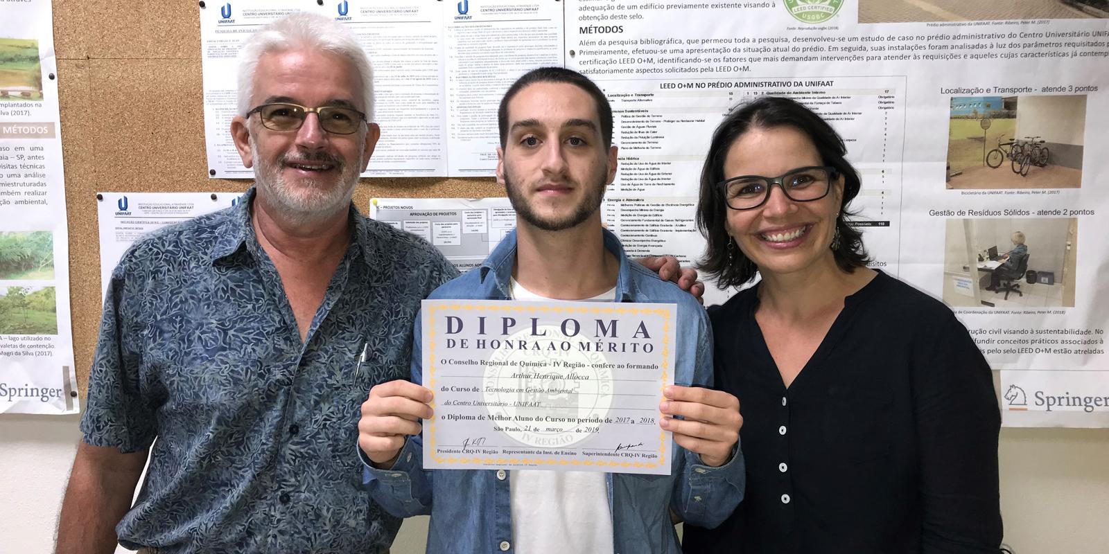 Formando em Gestão Ambiental recebe diploma de honra ao mérito do Conselho Regional de Química