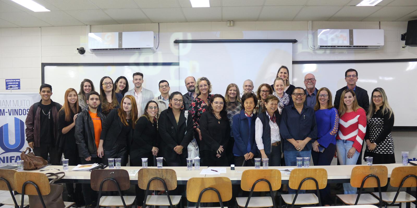 Alunos de Publicidade e Propaganda apresentam campanhas para a inauguração do Banco de Leite em Atibaia.