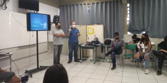 Curso de Jornalismo visita Escola Estadual Maria José Moraes Salles e fala sobre tecnologia