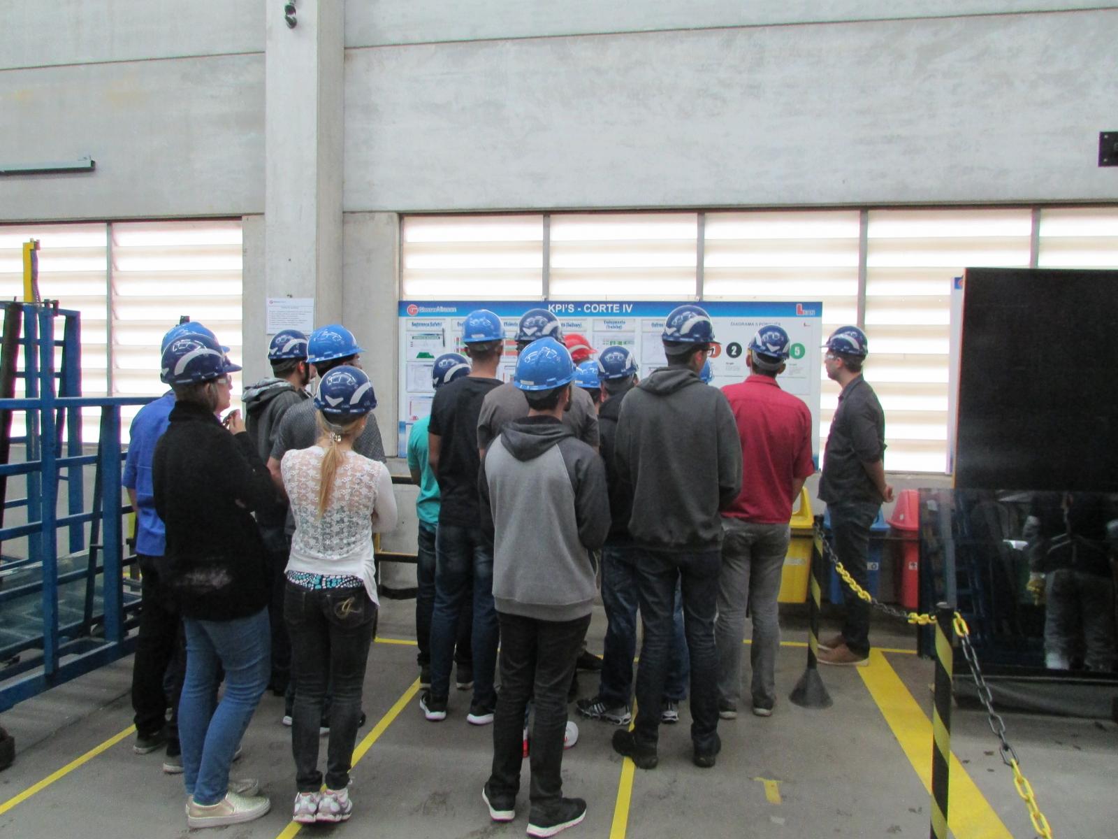 Alunos de Engenharia de Produção visitam a empresa Glassec Viracon