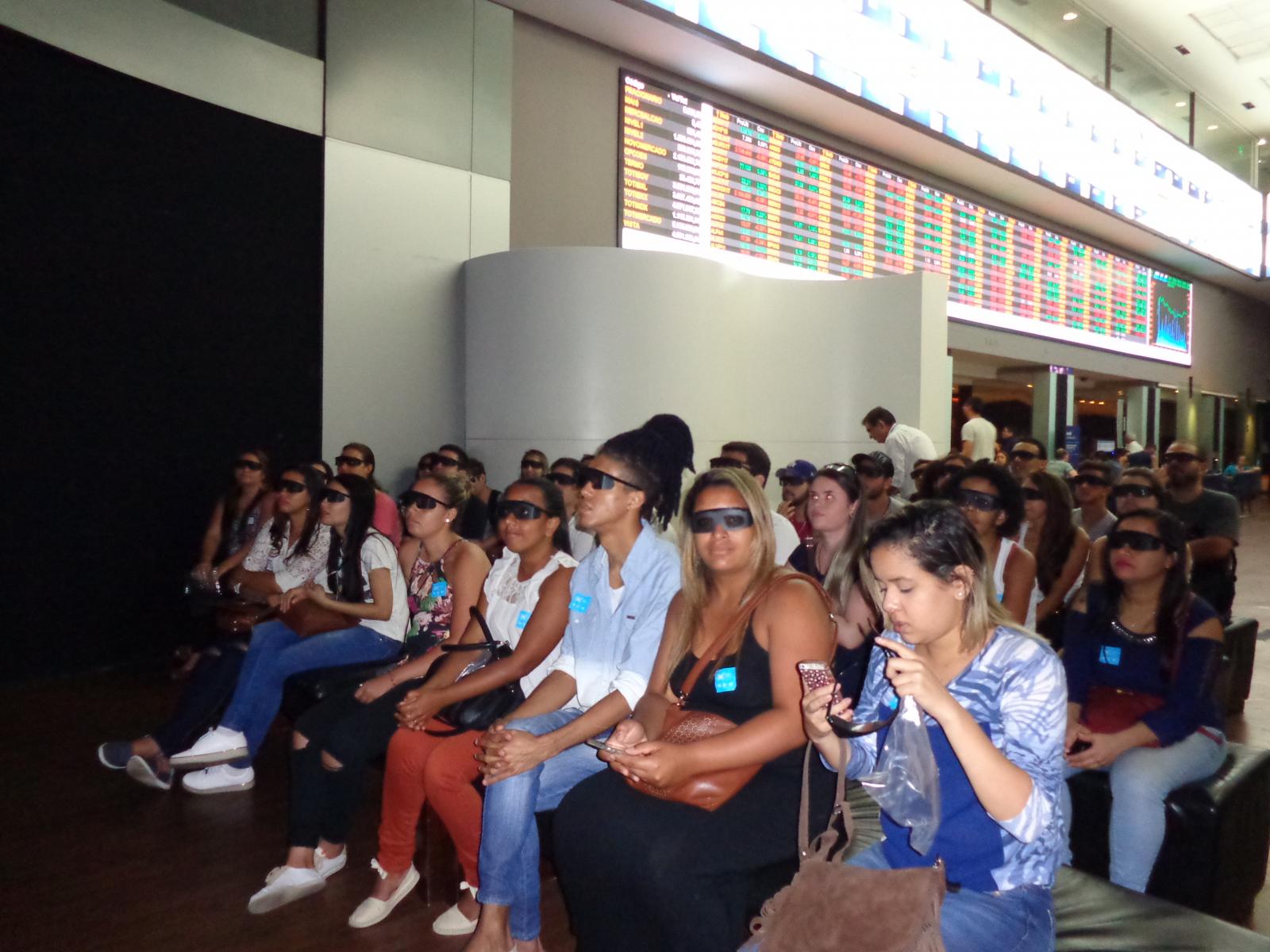 Estudantes dos cursos de negócios da FAAT visitam Bolsa de Valores