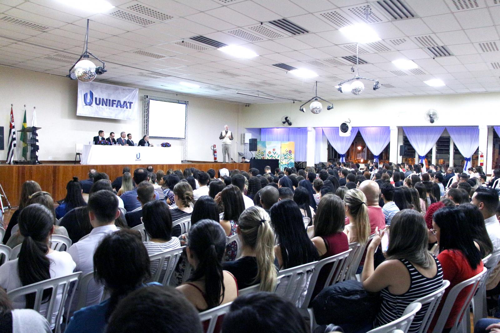 Professor José Carlos Marion abordou “A importância da Contabilidade e da Administração para a empresa Moderna” em palestra para estudantes da UNIFAAT