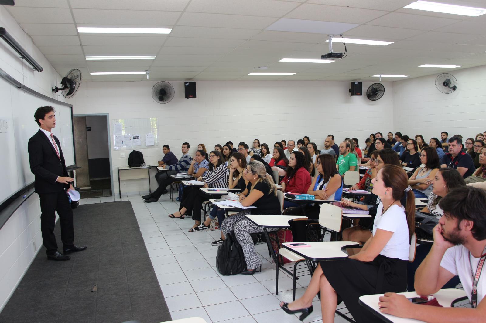 Dr. Ygor Ramos Cunha Pinheiro ministra palestra para alunos de Direito