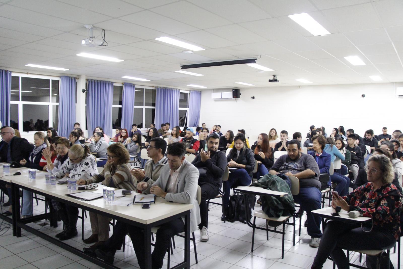 Alunos de Publicidade e Propaganda apresentam campanhas para a inauguração do Banco de Leite em Atibaia.