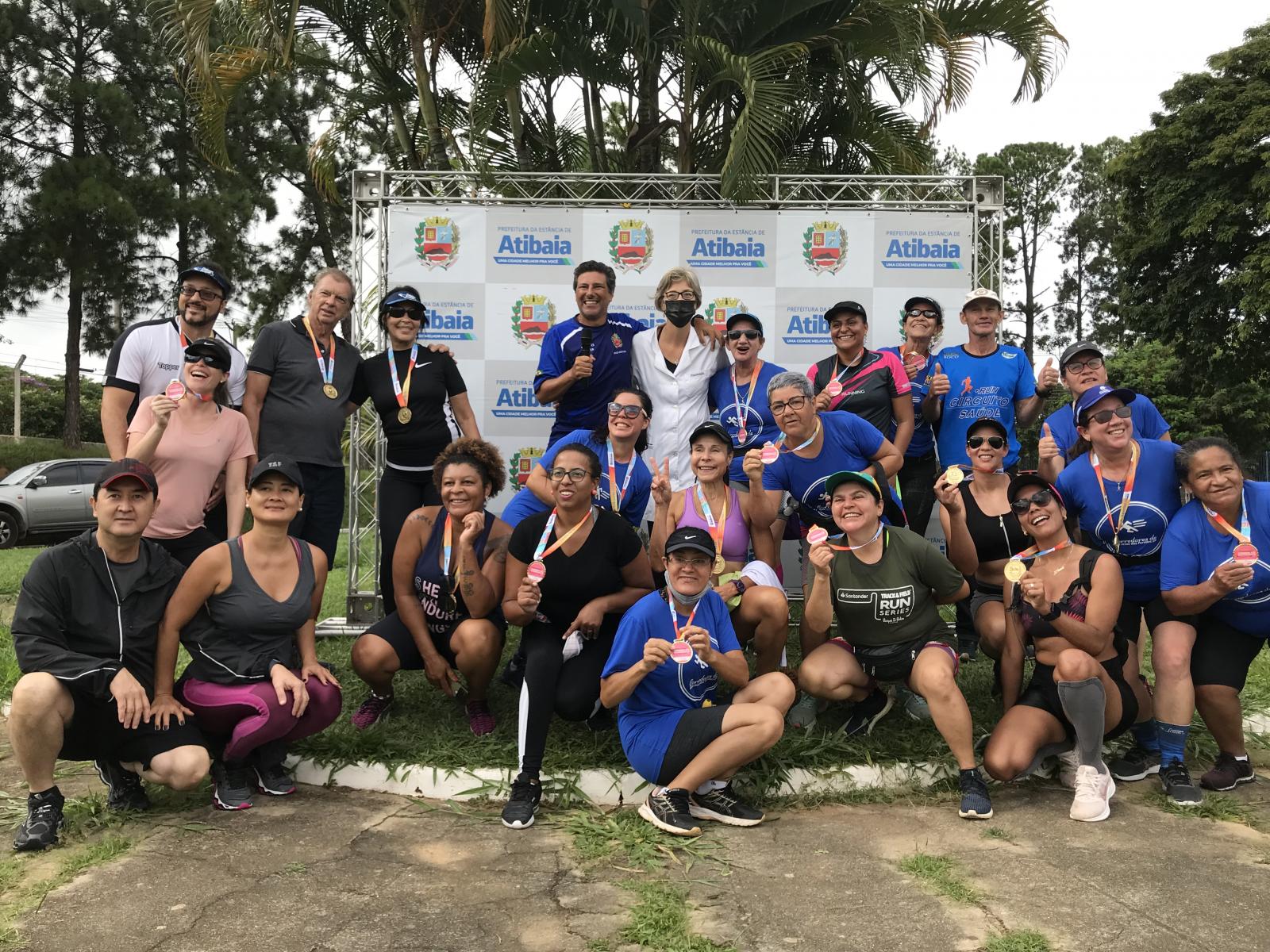 Alunos de Fisioterapia da UNIFAAT participam de evento realizado pela Prefeitura de Atibaia